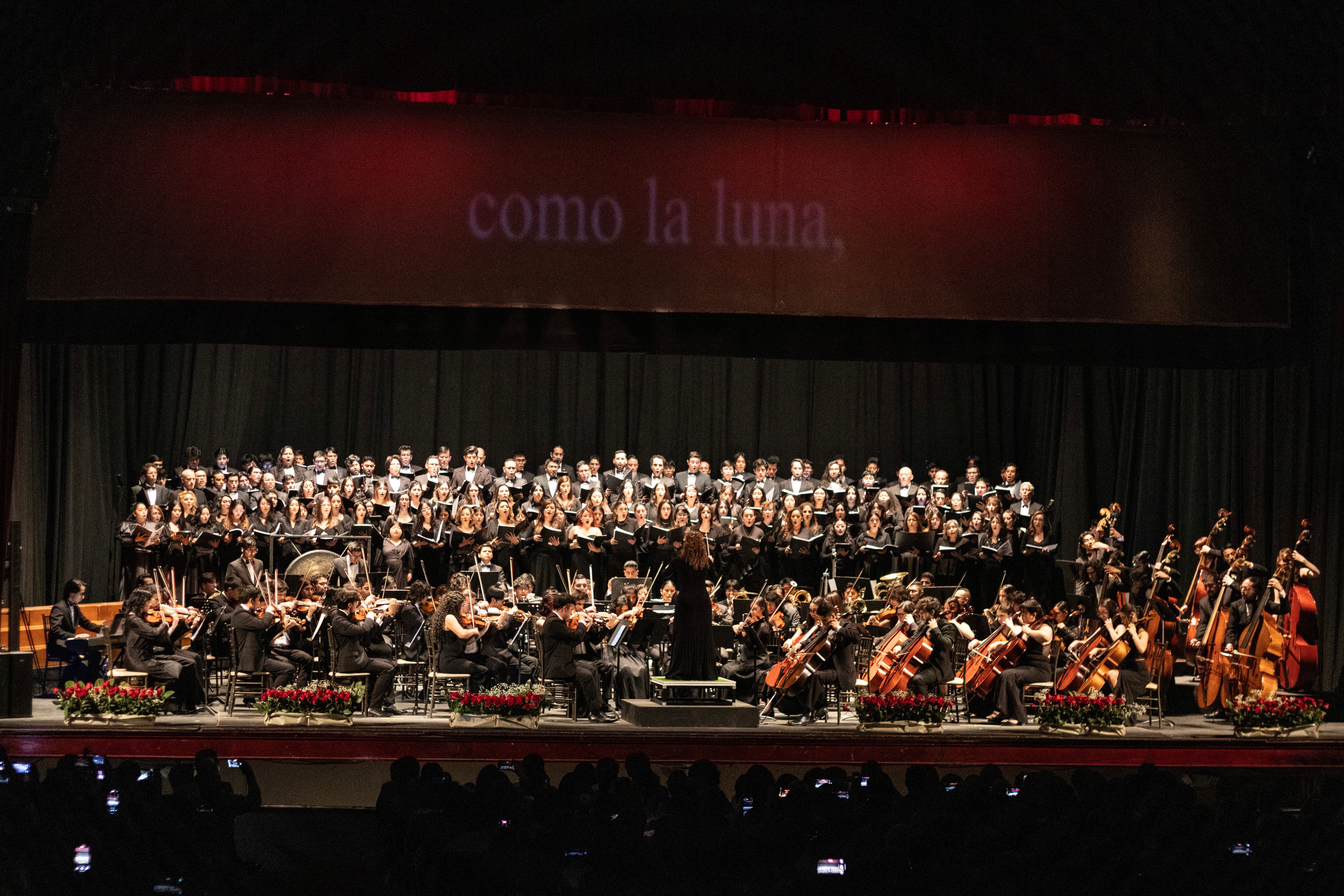 Coro y orquesta en el escenario