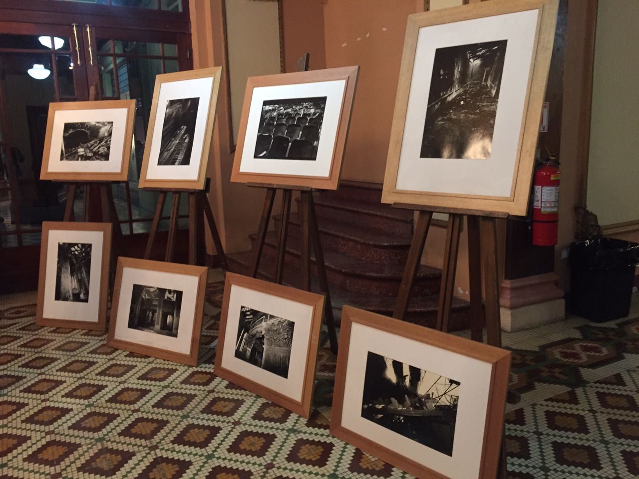 Exposición de fotografías enmarcadas en el vestíbulo