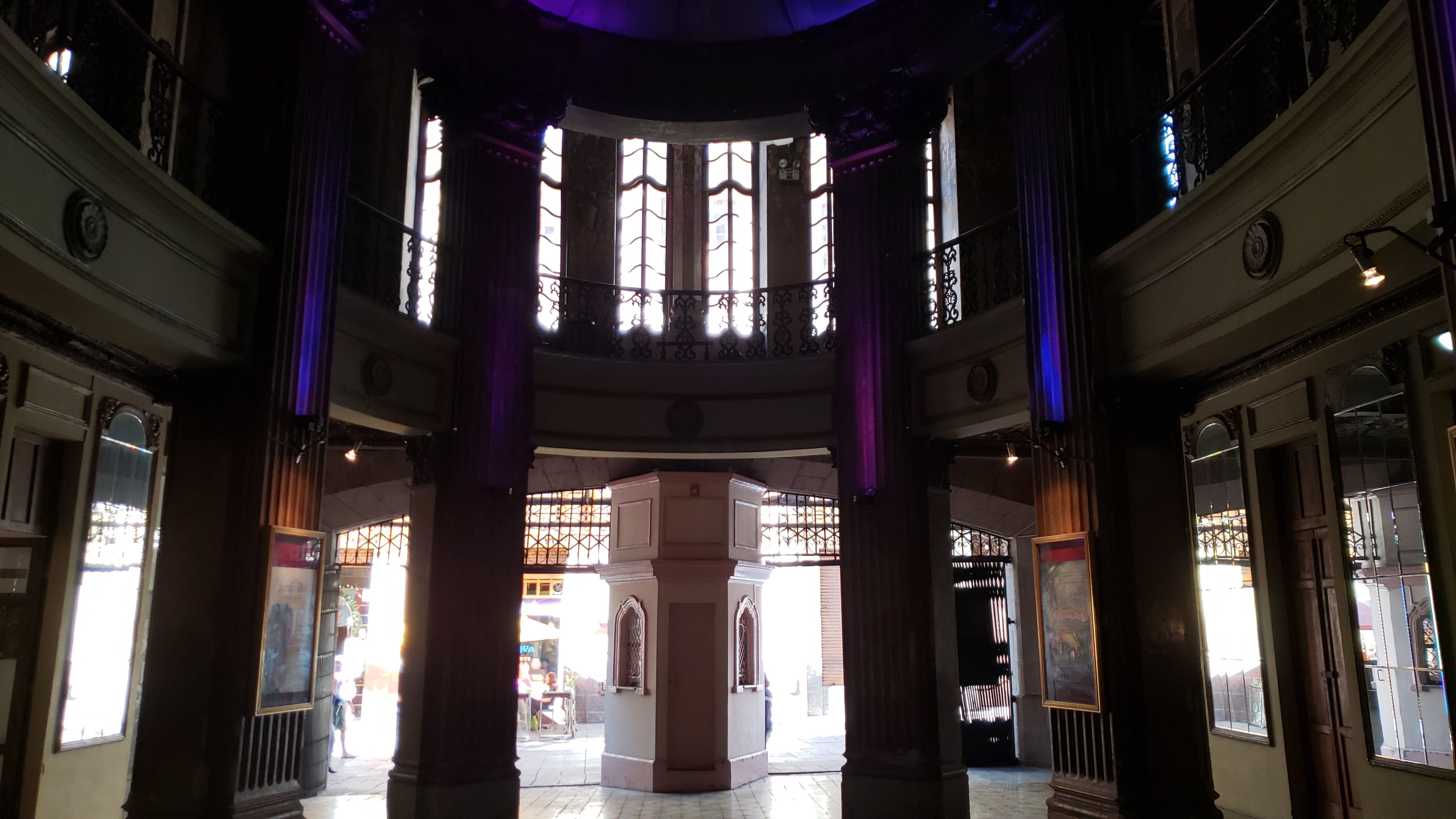 Vestíbulo de doble altura iluminado en morado