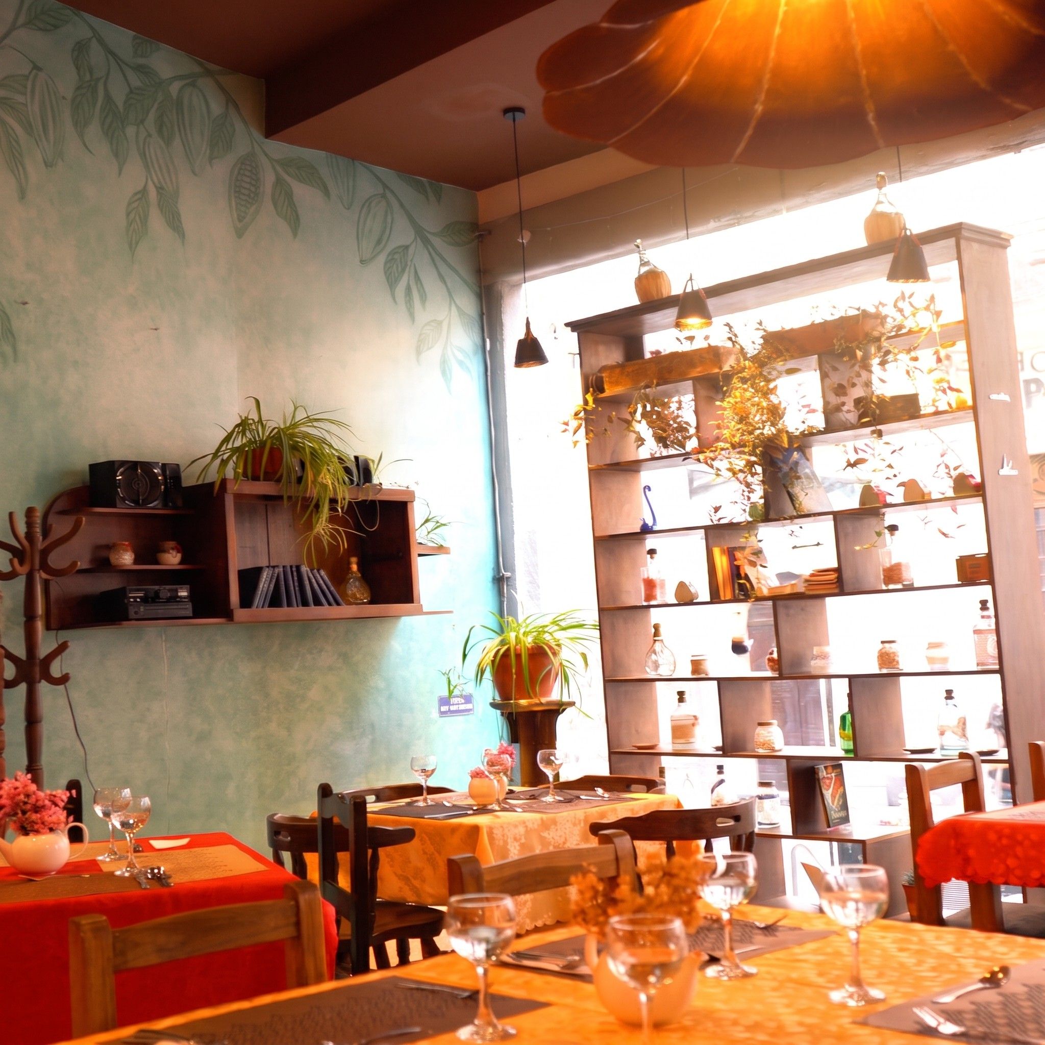 Interior de la cafetería con estanterías y mesas