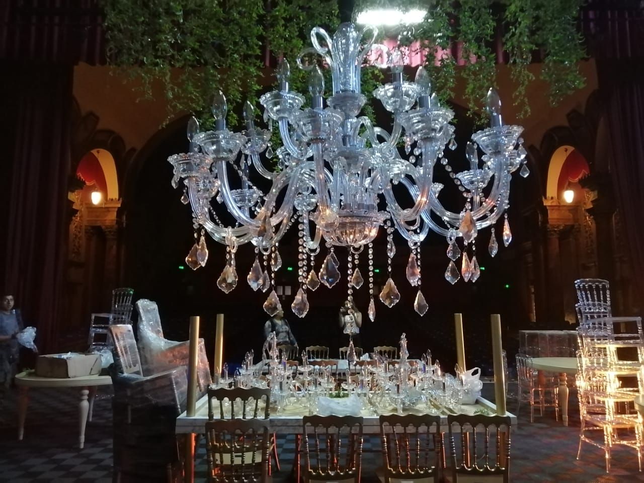 Mesa de gala bajo una gran lámpara de cristal