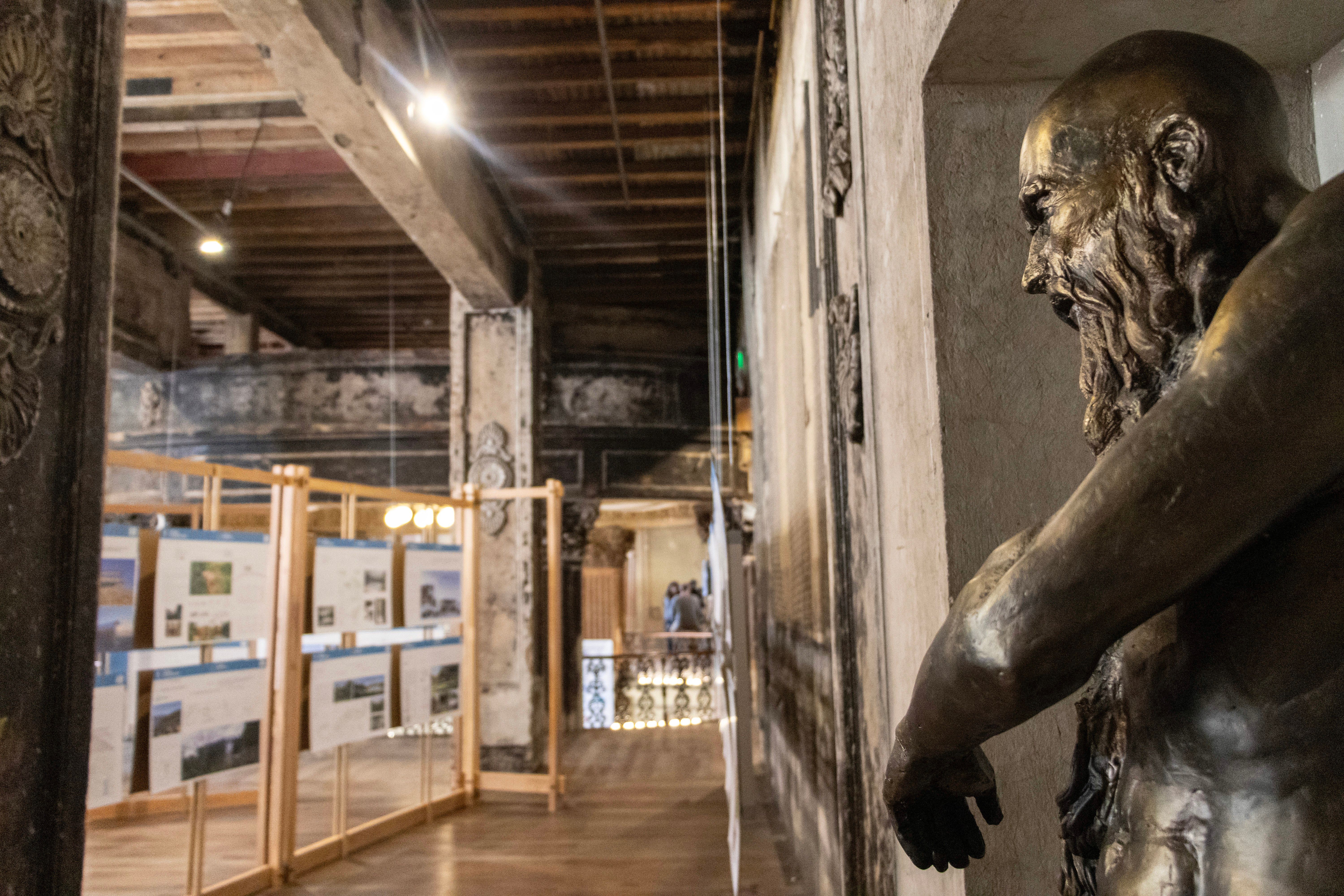 Exposición fotográfica junto a una escultura